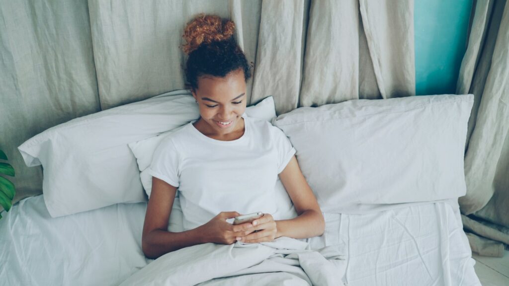 Renter messaging about an apartment late at night